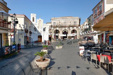 Pizzo, İtalya, 27 Ağustos 2025. Calabria 'da eski bir kasabanın tarihi bölgesinde bir meydan.