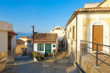 İtalya 'nın Calabria kentindeki Pizzo' nun tarihi bölgesinde bir cadde..