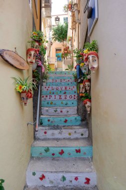 Pizzo, İtalya, 29 Ağustos 2025. Calabria 'da eski bir kasabanın tarihi bölgesinde bir cadde.