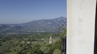 Colliano, İtalya, 6 Eylül 2025. Campania 'da küçük bir kasabanın panoramik manzarası.