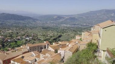 Colliano, İtalya, 6 Eylül 2025. Campania 'da küçük bir kasabanın panoramik manzarası.