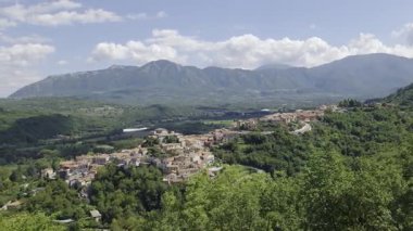 Colliano, İtalya, 6 Eylül 2025. Campania 'da küçük bir kasabanın panoramik manzarası.