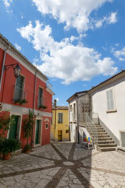  İtalya, Campania 'da küçük bir kasaba olan Sant' Andrea di Conza 'nın renkli evleri arasında dar bir sokak..