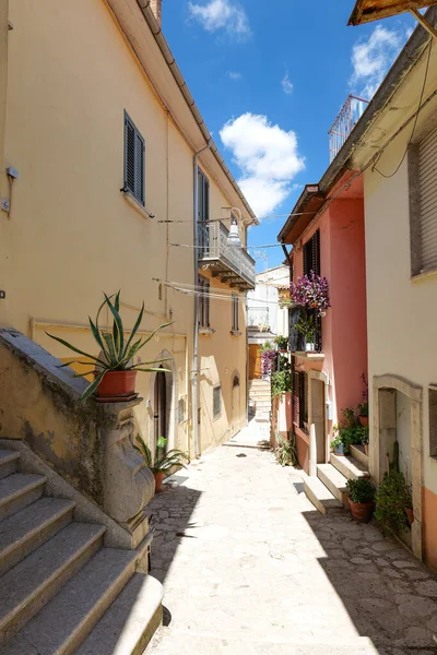 İtalya, Campania 'da küçük bir kasaba olan Sant' Andrea di Conza 'nın renkli evleri arasında dar bir sokak..