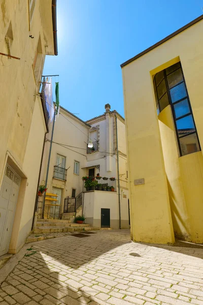  İtalya, Campania 'da küçük bir kasaba olan Sant' Andrea di Conza 'nın renkli evleri arasında dar bir sokak..