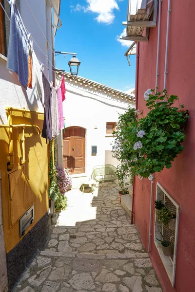  İtalya, Campania 'da küçük bir kasaba olan Sant' Andrea di Conza 'nın renkli evleri arasında dar bir sokak..