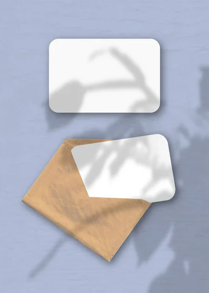 Ein Umschlag Mit Zwei Blättern Strukturierten Weißen Papiers Auf Blauem — Stockfoto