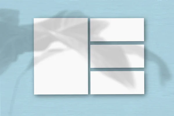 Несколько Горизонтальных Вертикальных Листов Белой Текстурированной Бумаги Фоне Синей Стены — стоковое фото
