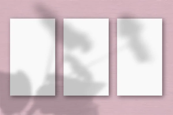 Függőleges Lapok Texturált Fehér Papír Puha Rózsaszín Asztal Háttér Mockup — Stock Fotó