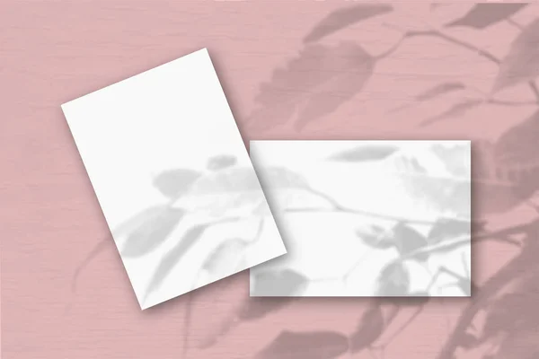 Blatt Weißes Strukturiertes Papier Gegen Eine Rosa Wand Mockup Mit — Stockfoto