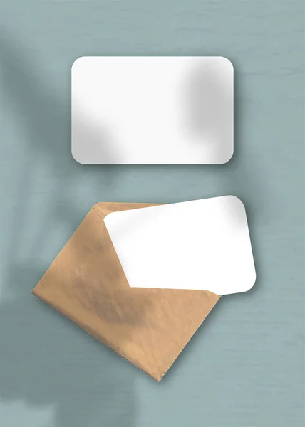 Kuvert Med Ark Tekstureret Hvidt Papir Den Grønne Blå Baggrund - Stock-foto