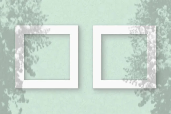 Duas Folhas Quadradas Papel Texturizado Branco Fundo Parede Verde Clara — Fotografia de Stock