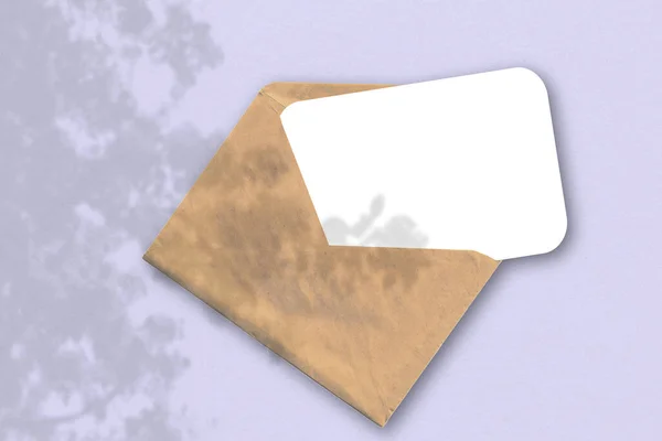 Ein Umschlag Mit Einem Blatt Strukturiertem Weißem Papier Auf Fliederfarbenem — Stockfoto