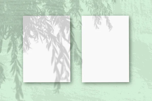 Vertical Sheets Textured White Paper Soft Green Table Background Mockup — Stock Photo, Image