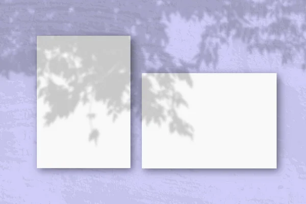 Горизонтальные Вертикальные Листы Белой Текстурированной Бумаги Фоне Зеленой Стены Макет — стоковое фото