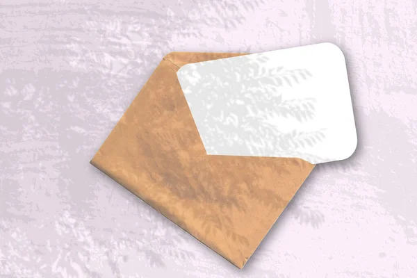 Una Busta Con Foglio Carta Bianca Strutturata Sullo Sfondo Rosa — Foto Stock