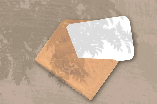 Ein Umschlag Mit Einem Blatt Strukturiertem Weißem Papier Auf Braunem — Stockfoto