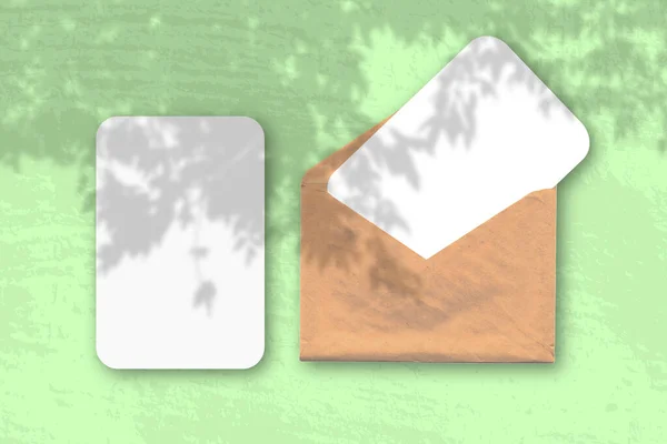 Obálka Dvěma Listy Texturovaného Bílého Papíru Zeleném Podkladu Stolu Mockup — Stock fotografie