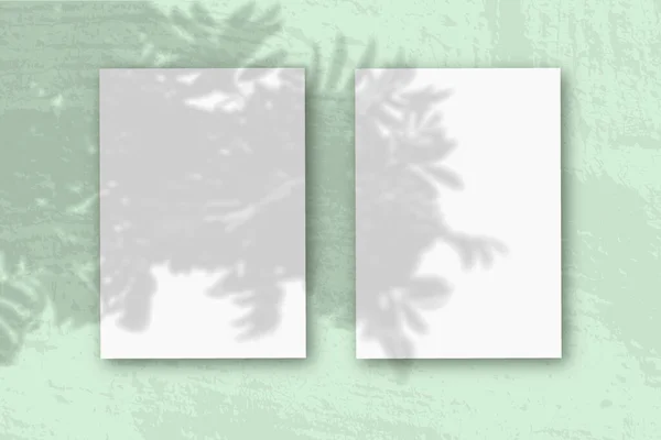 Folhas Verticais Papel Branco Texturizado Sobre Fundo Mesa Verde Macio — Fotografia de Stock