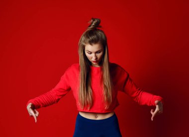 Burada ve şimdi! Kadın kopya alanı, işaret parmağı. İfade duygu ve duyguları kavramı. Stüdyo çekim, izole, pembe arka plan