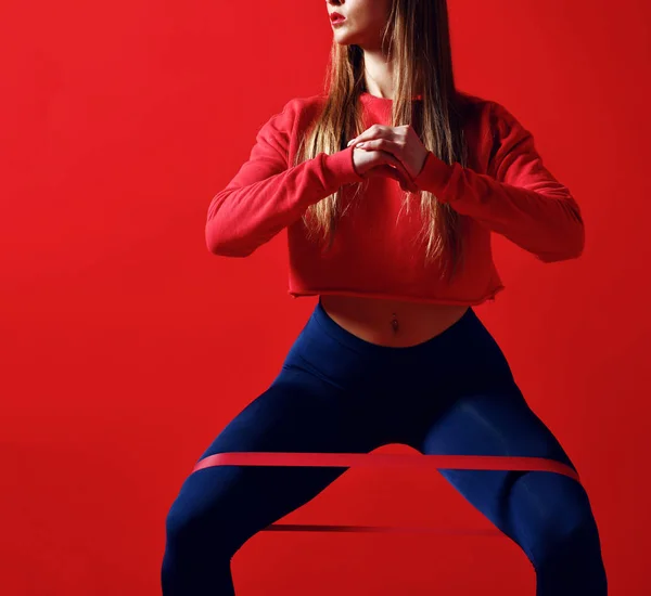 Frau mit gutem Körperbau beim Stretching mit Gummibändern. — Stockfoto