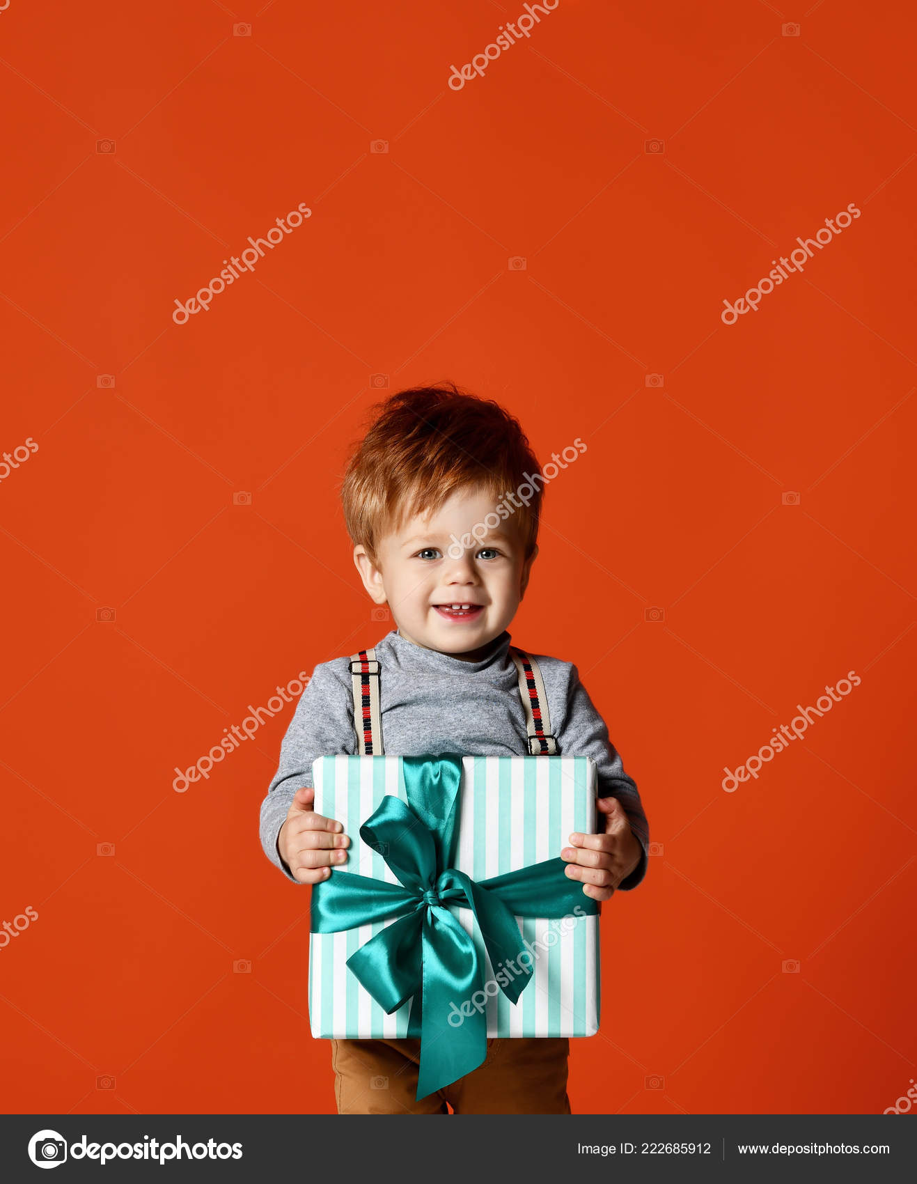   1 Décembre.Bientôt noël . Depositphotos_222685912-stock-photo-happy-kid-with-big-gift