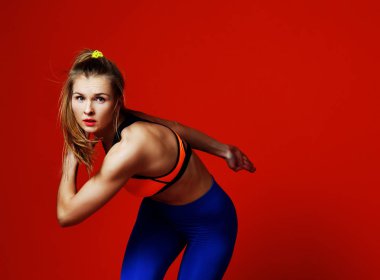 Beyaz arka plan üzerinde izole siluet genç kız runner. 