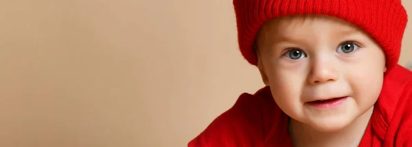 Pequena criança bebê sorrindo chapéu de roupa quente isolado no estúdio bege tiro — Fotografia de Stock