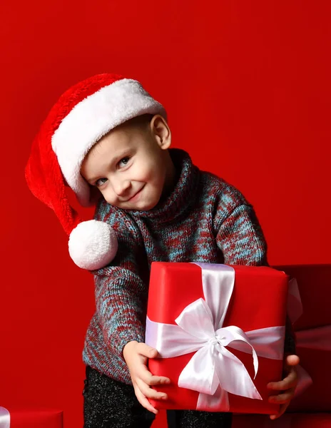 Усміхнений Смішний Кумедний Дитина Червоному Капелюсі Тримає Різдвяний Подарунок Руці — стокове фото