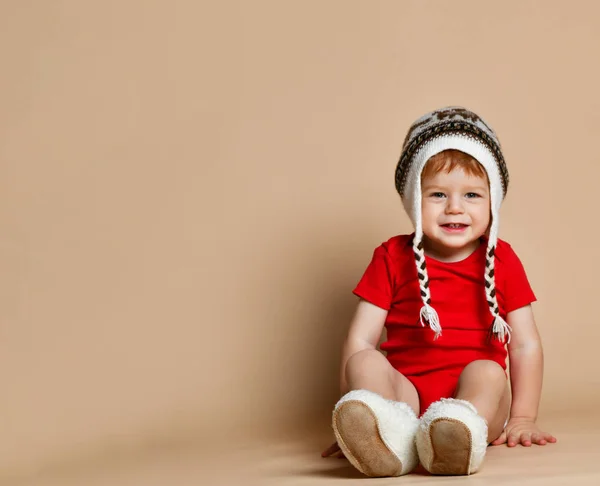 Vestuário de menino, criança feliz no chapéu, criança sentada — Fotografia de Stock