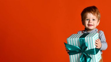 hediye ile küçük komik çocuk