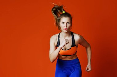 Kadın atlet izole kırmızı zemin üzerine siluet içinde. Dinamik hareket. Spor ve sağlıklı yaşam tarzı