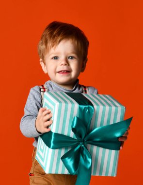hediye ile küçük komik çocuk