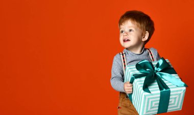 hediye ile küçük komik çocuk