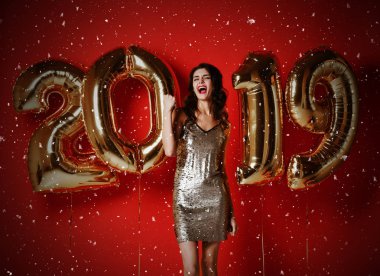 Yeni yıl. Kadın partide kutlama balonları.