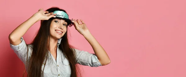 Estúdio tiro de agradado bela jovem posando em máscara ocular . — Fotografia de Stock