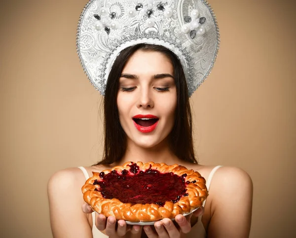 Güzel moda kız lezzetli berry pie ile — Stok fotoğraf