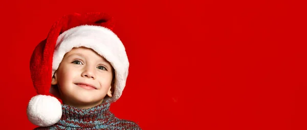 Engraçado sorrindo alegre criança menino em Santa chapéu vermelho — Fotografia de Stock