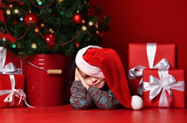 Mutlu Noel ve yeni yıl. Noel hediyeleri için bekleyen Santa kırmızı şapkalı çocuk portresi. 