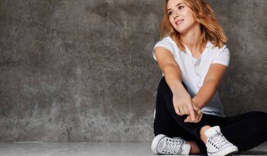 Hippi kız boş beyaz t-shirt, kot duvara giyiyor,