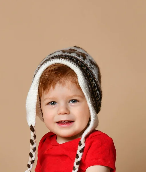 Retrato de menino sorridente bonito em chapéu de malha — Fotografia de Stock