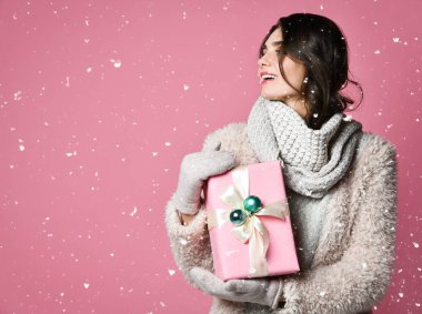 Noel hediye ile bir güzellik genç kız