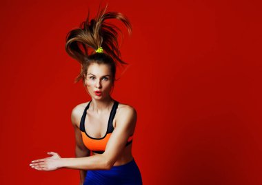 Atlama ve gri arka plan üzerinde çalışan fit vücut olan kadın. Açık havada egzersiz spor giyim kadın modeli.