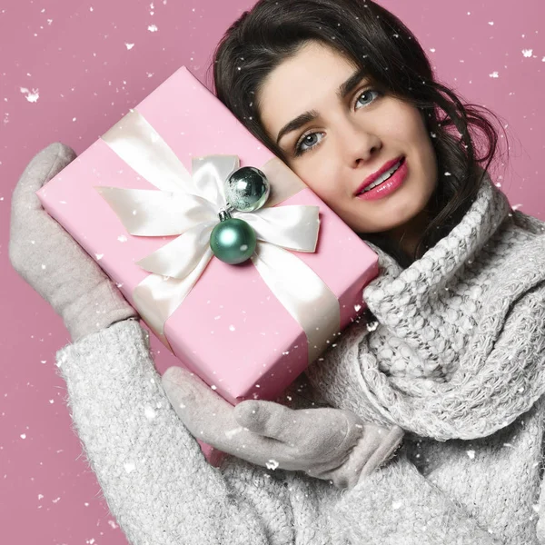 Een jong meisje schoonheid met de gift van Kerstmis — Stockfoto