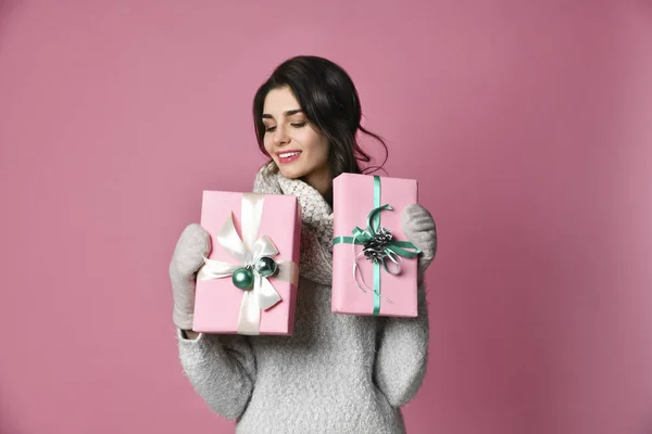 Красавица девушка с рождественским подарком — стоковое фото