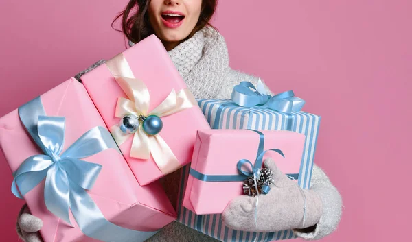 Een jong meisje schoonheid met de gift van Kerstmis — Stockfoto