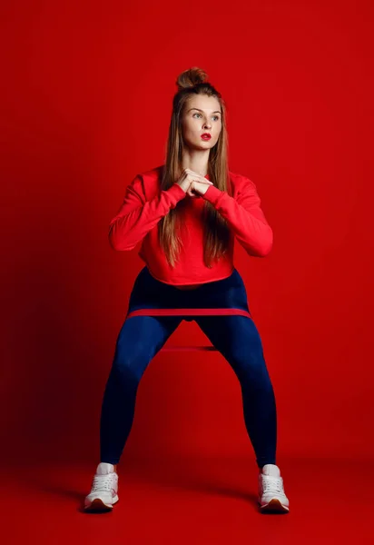 Mulher com bom físico fazendo alongamento trabalhar com bandas elásticas . — Fotografia de Stock