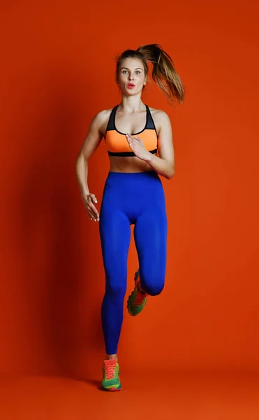 Kobieta runner w sylwetka na białym tle na czerwonym tle. Dynamicznym ruchu. Sport i zdrowy styl życia — Zdjęcie stockowe
