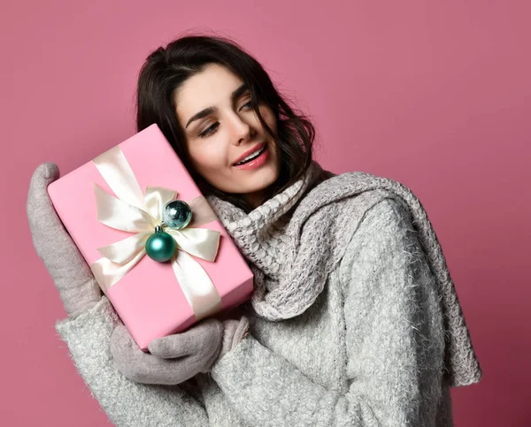 Een jong meisje schoonheid met de gift van Kerstmis — Stockfoto