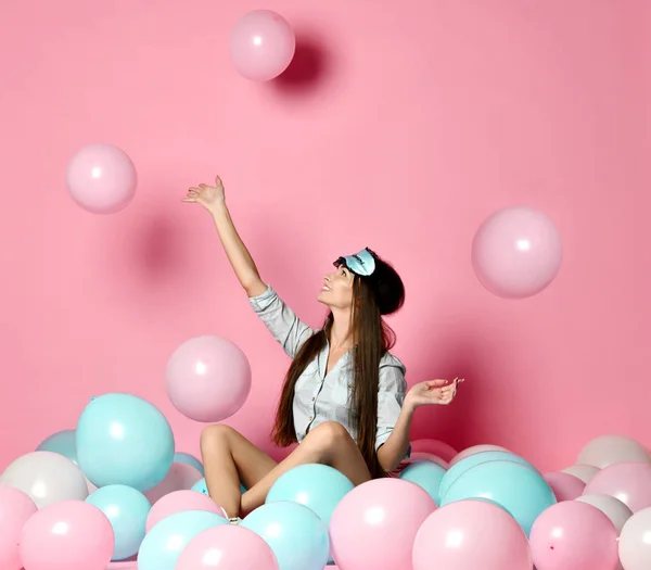 ファッション、休日スタイル人美容コンセプト - 幸せな若い女性やヘリウム気球、お祝いやパーティーとピンクのドレスで十代の少女. — ストック写真